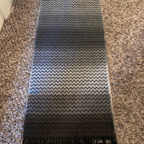 Scarve - Picture 2 of 2